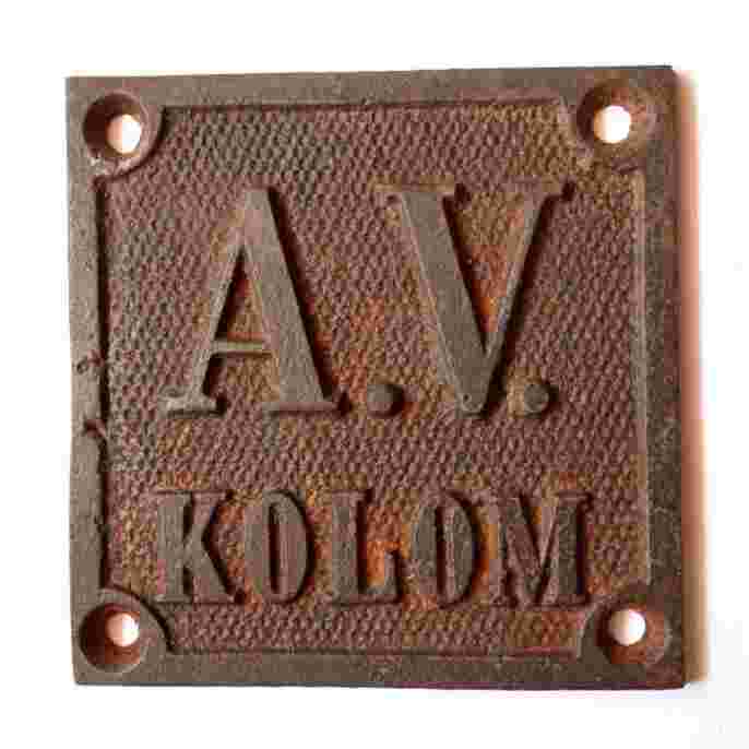 Antik Plakat Besi Tua Era Kolonial A.V. KOLOM Utuh Kuno