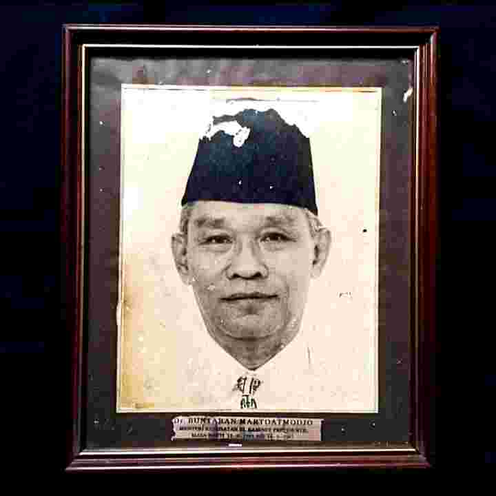 Barang Jadul Foto Frame Dr. Buntaran Martoatmodjo MENKES Pertama RI