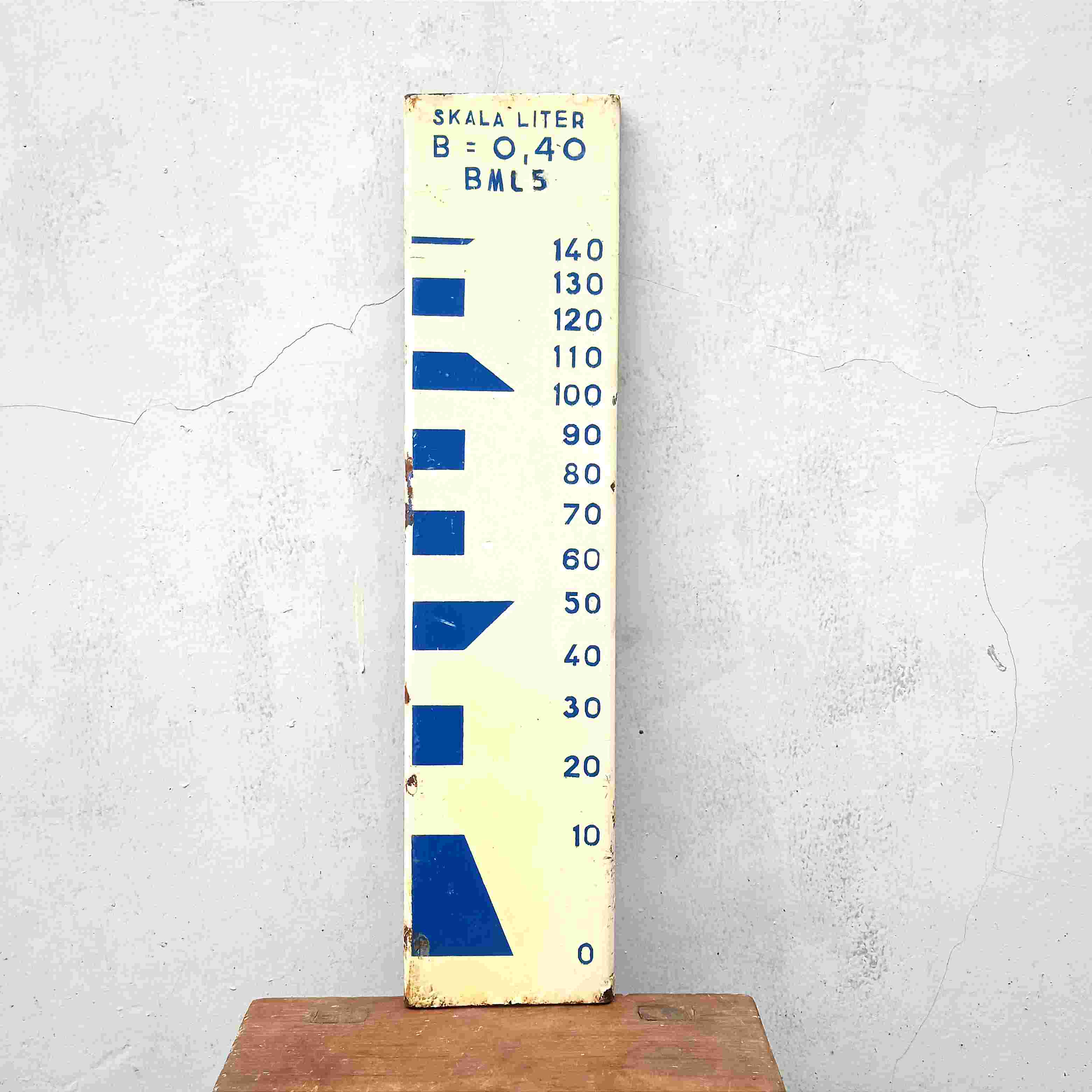 Antik Alat Pengukur Air Skala Liter Enamel Dekorasi Lama