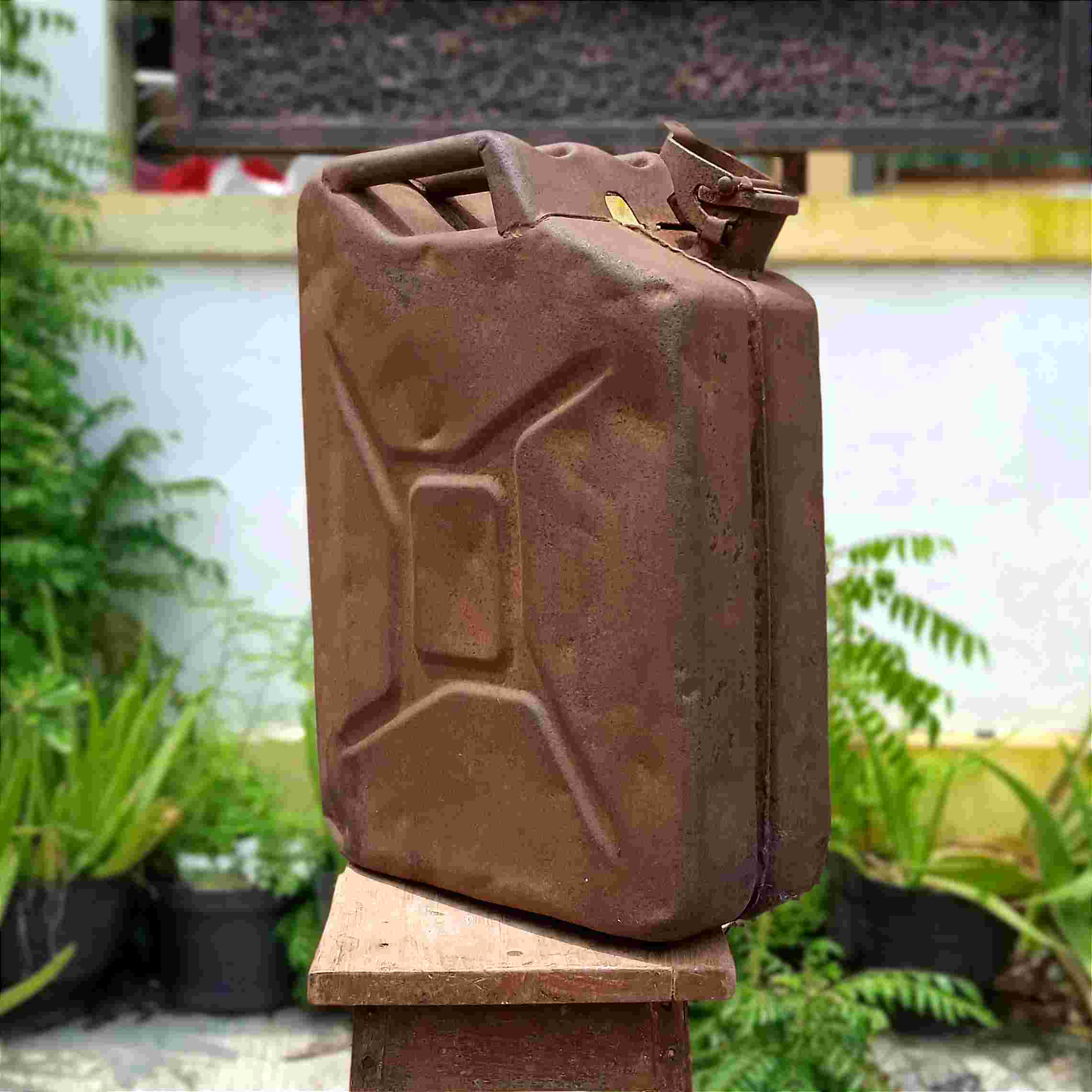 Antik Jerigen Tua Marking W.D. Bahan Logam Utuh Tidak Bocor Display