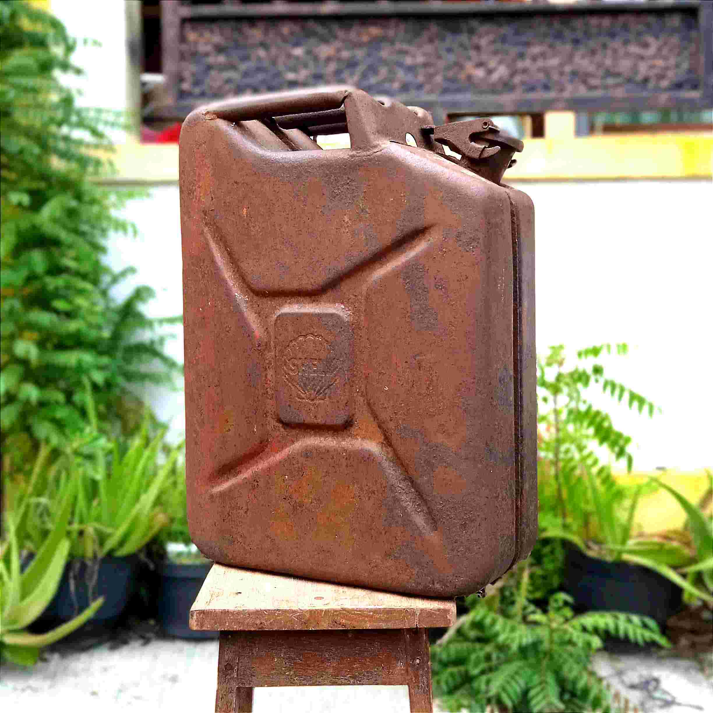 Antik Jerigen Minyak Tua Marks SHELL Bahan Logam Utuh Diplay Antik