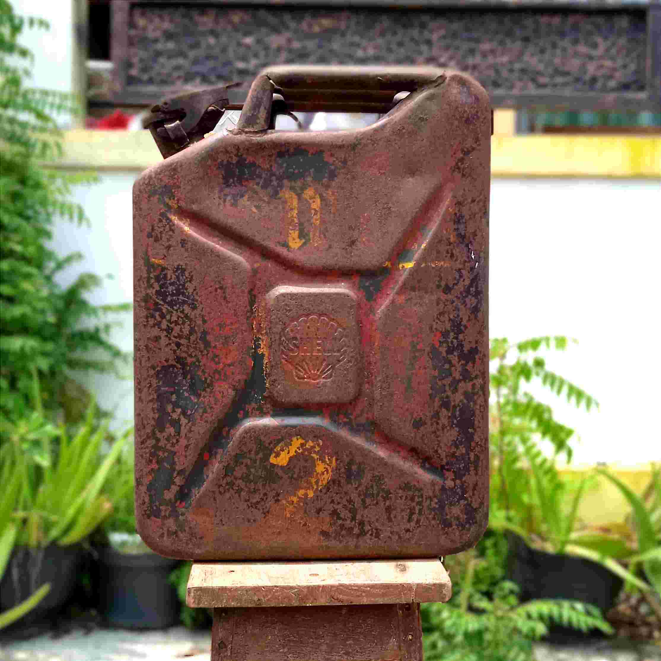 Antik Jerigen Minyak Tua Marking SHELL Bahan Logam Utuh Diplay Antik