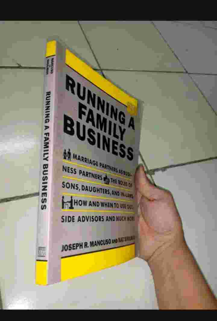 Buku RUNNING A FAMILY BUSINESS By Joseph R Mancuso Terbitan New York Tahun 1991 - Ada Tera Pembelian Senilai $ 12,95