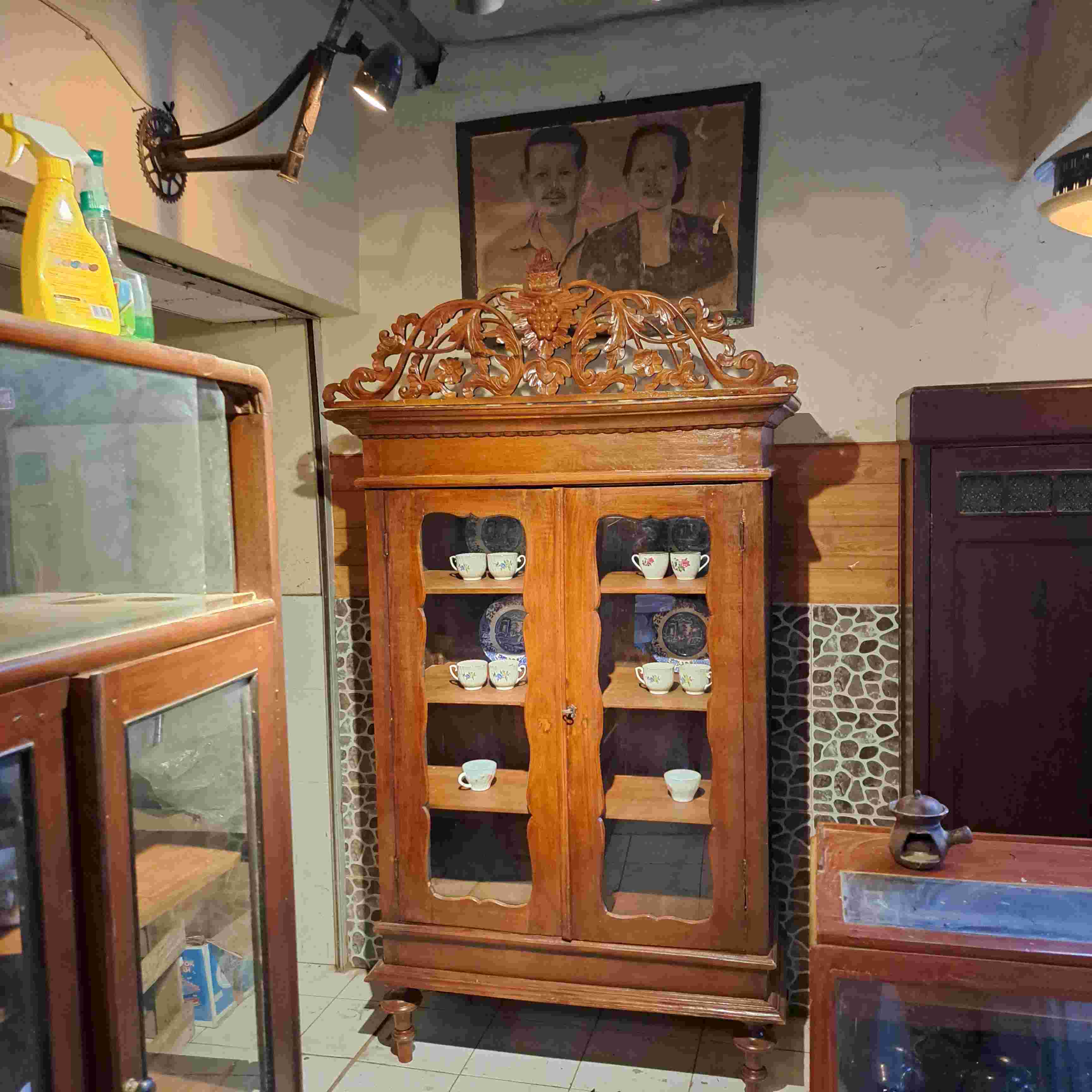 Lemari cunduk Frongkas / Display

