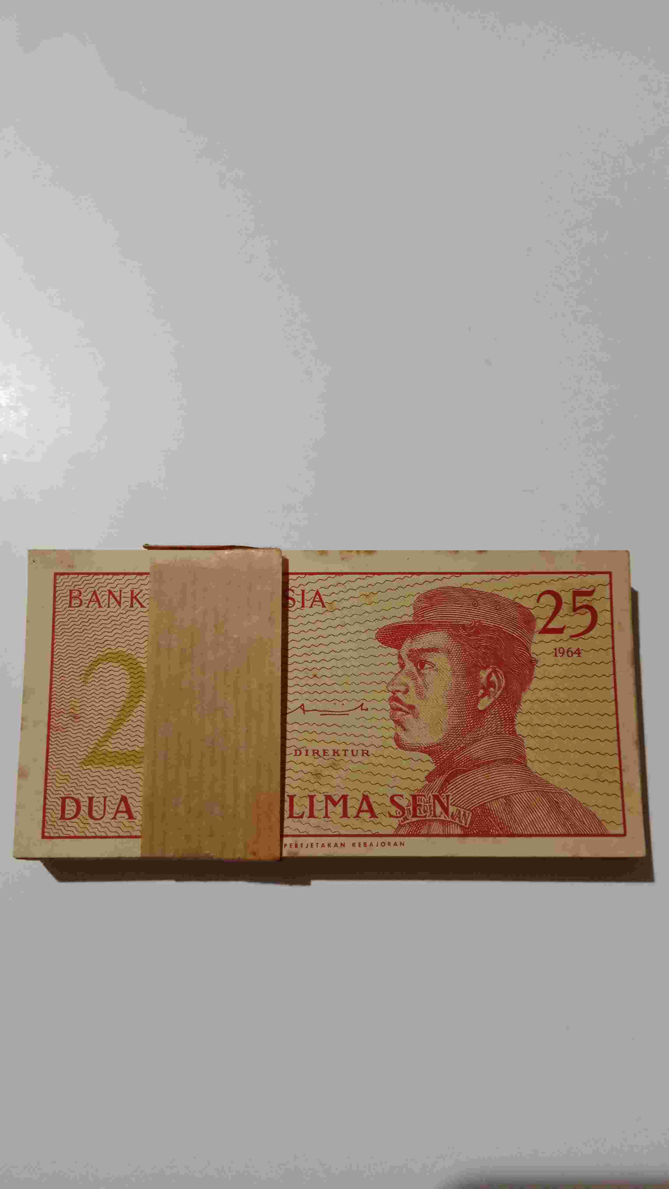 UANG KUNO 25 SEN 1964 SERI SUKARELAWAN

 (1 GEPOK NOMOR SERI BERURUTAN DAN LENGKAP)