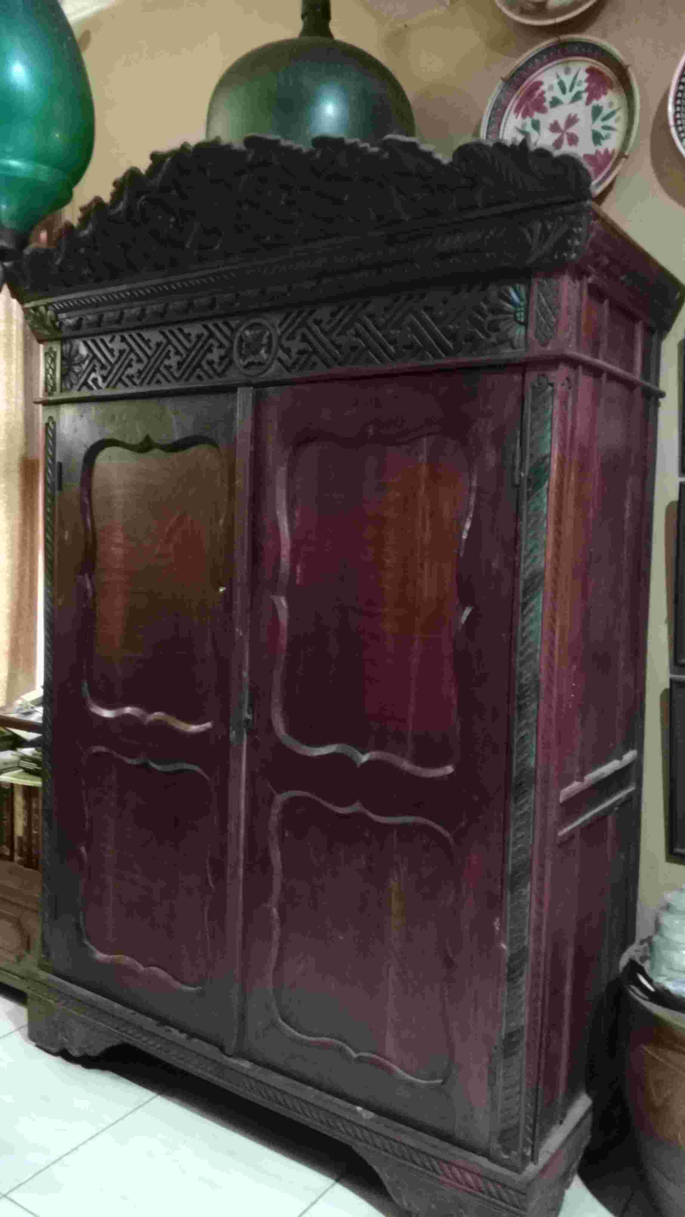 LEMARI JATI TUA KUNO