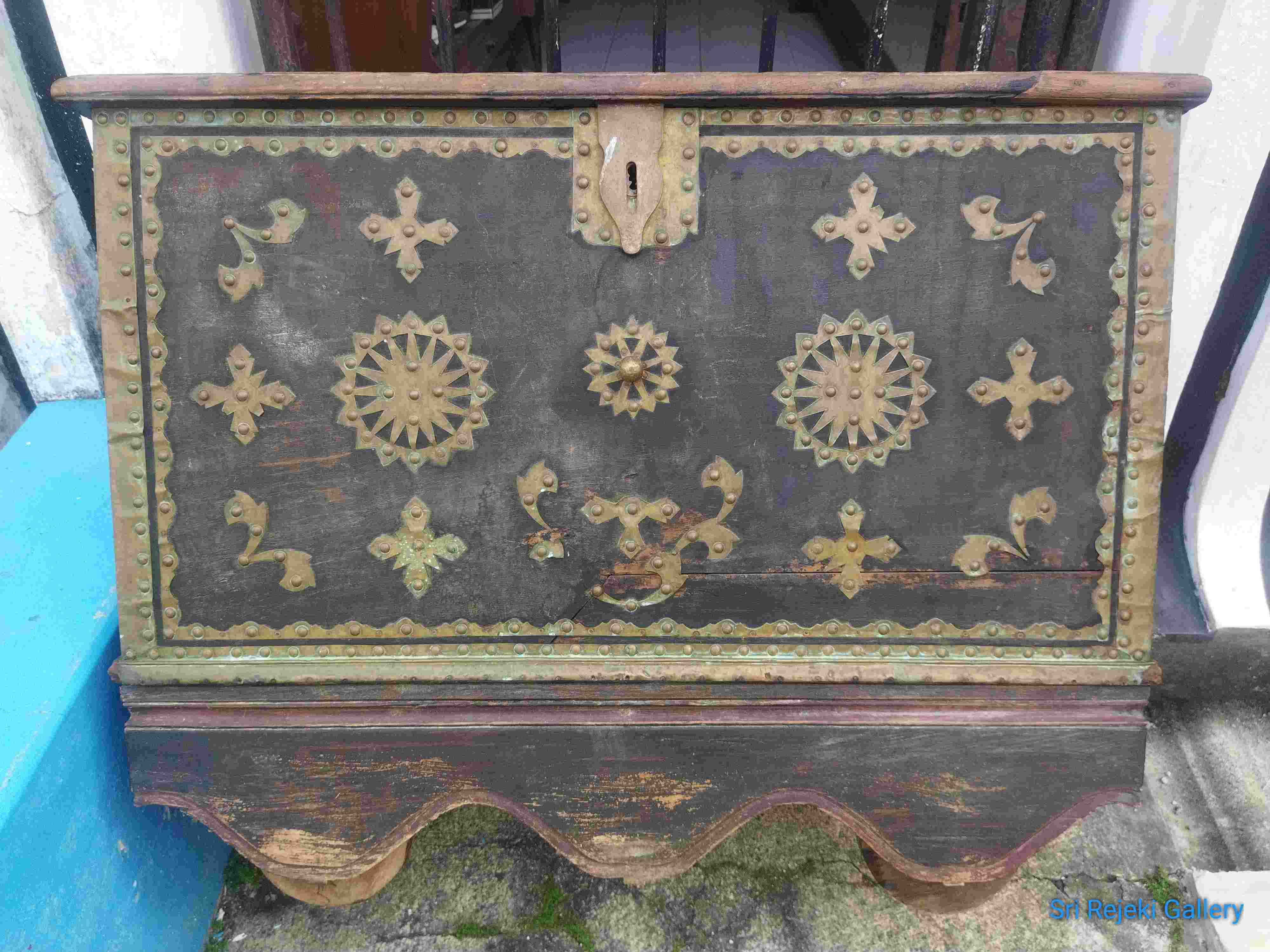 Meja Antik peti Gerobog