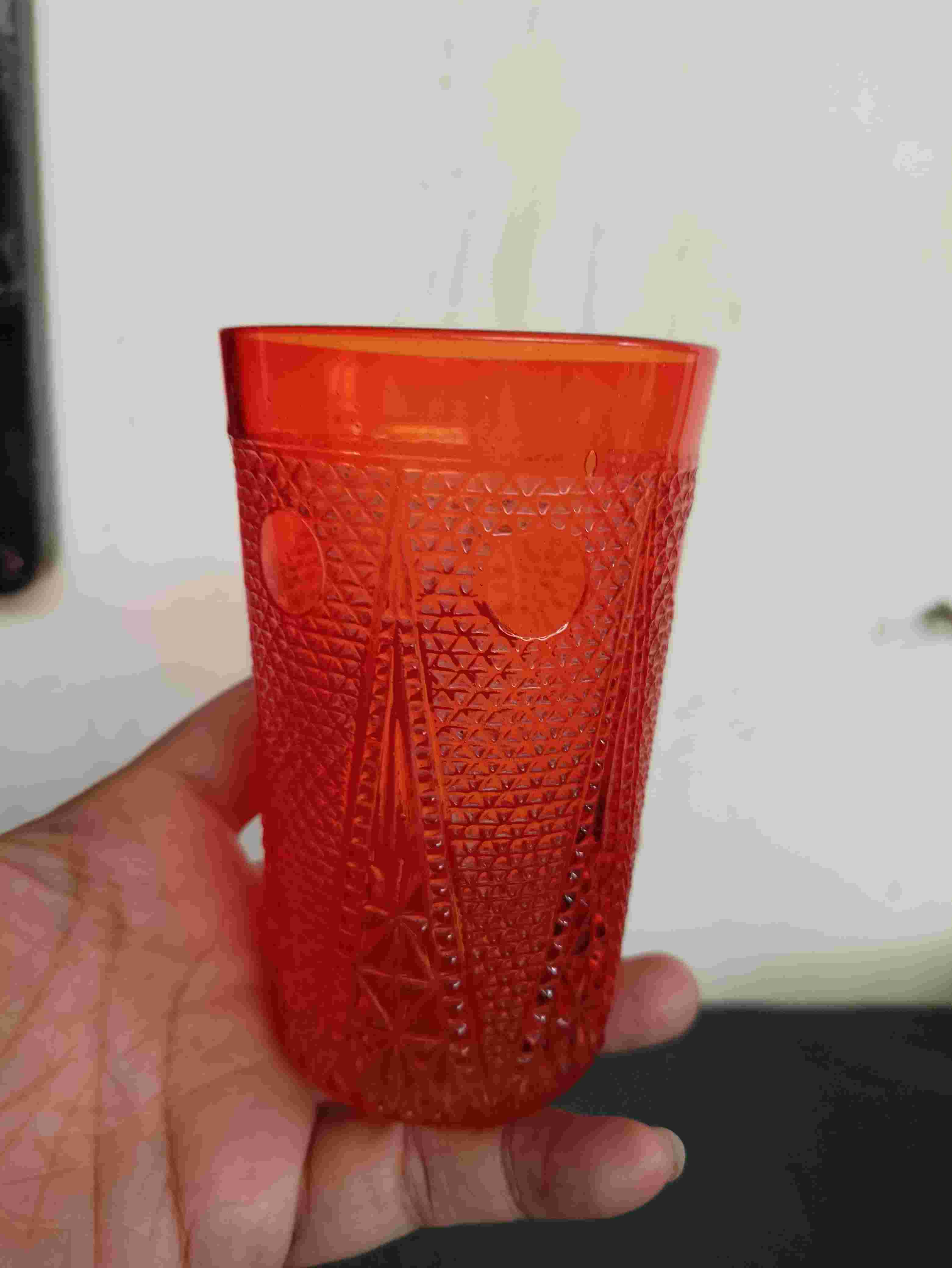 Gelas antik orange kemerahan bertekstur