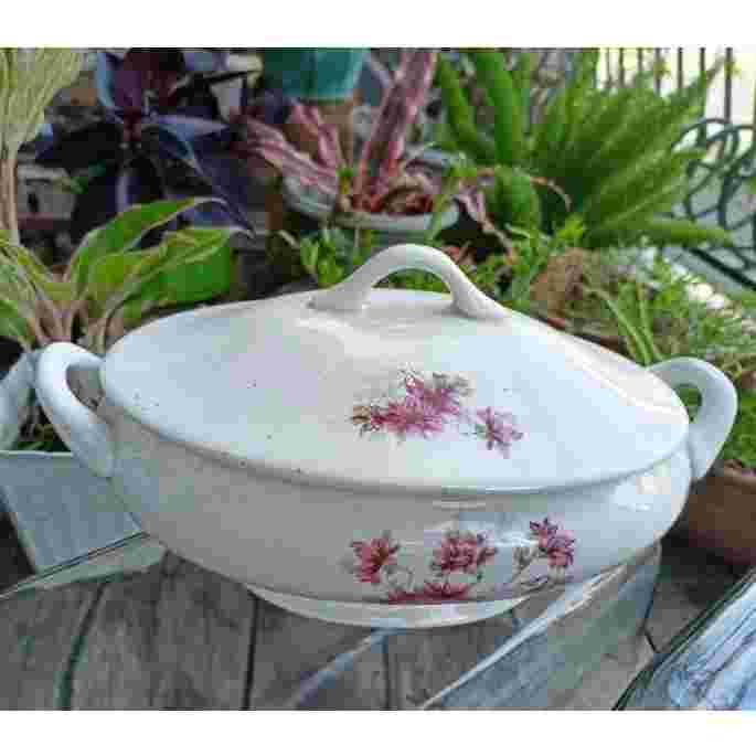 Turen oval kuno motif bunga seruni