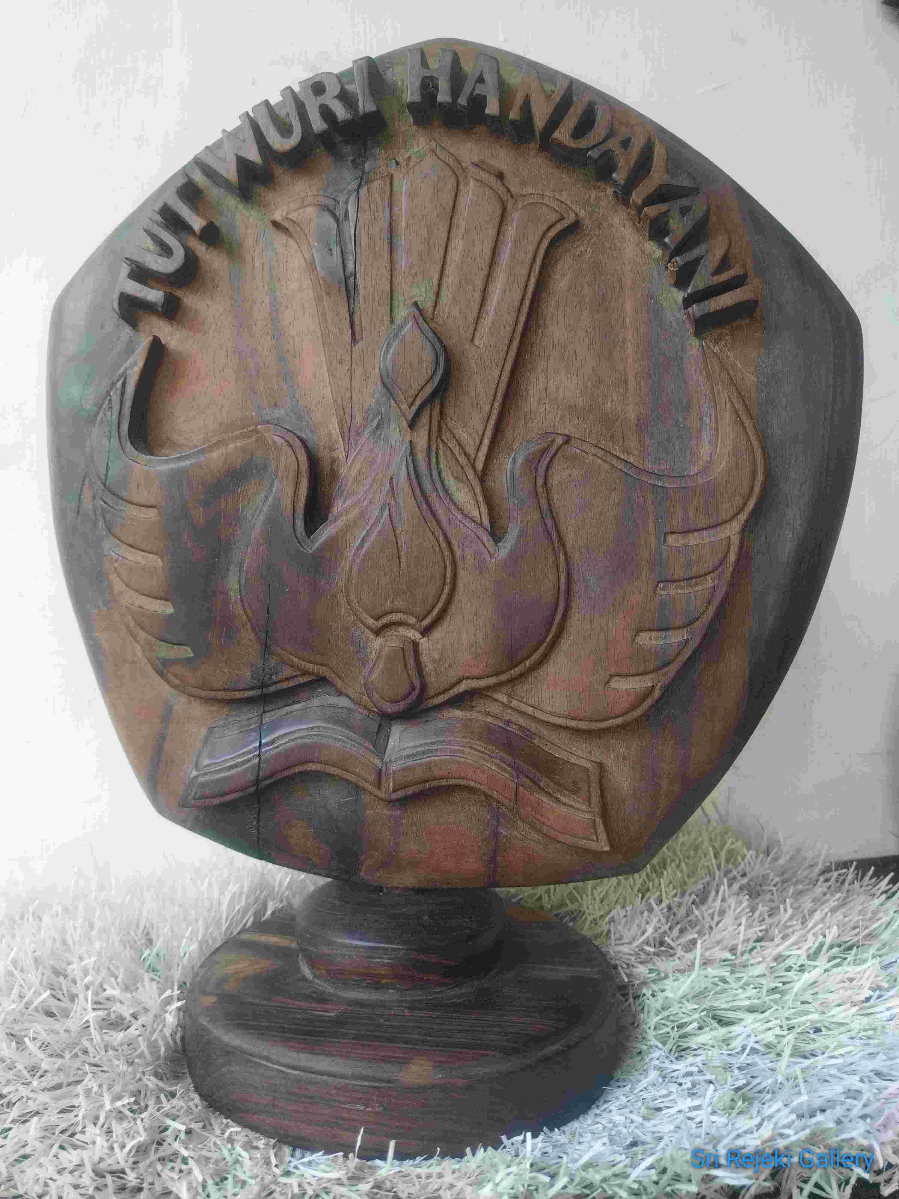 Ukiran Tut Wuri Handayani kayu satu Sonokeling