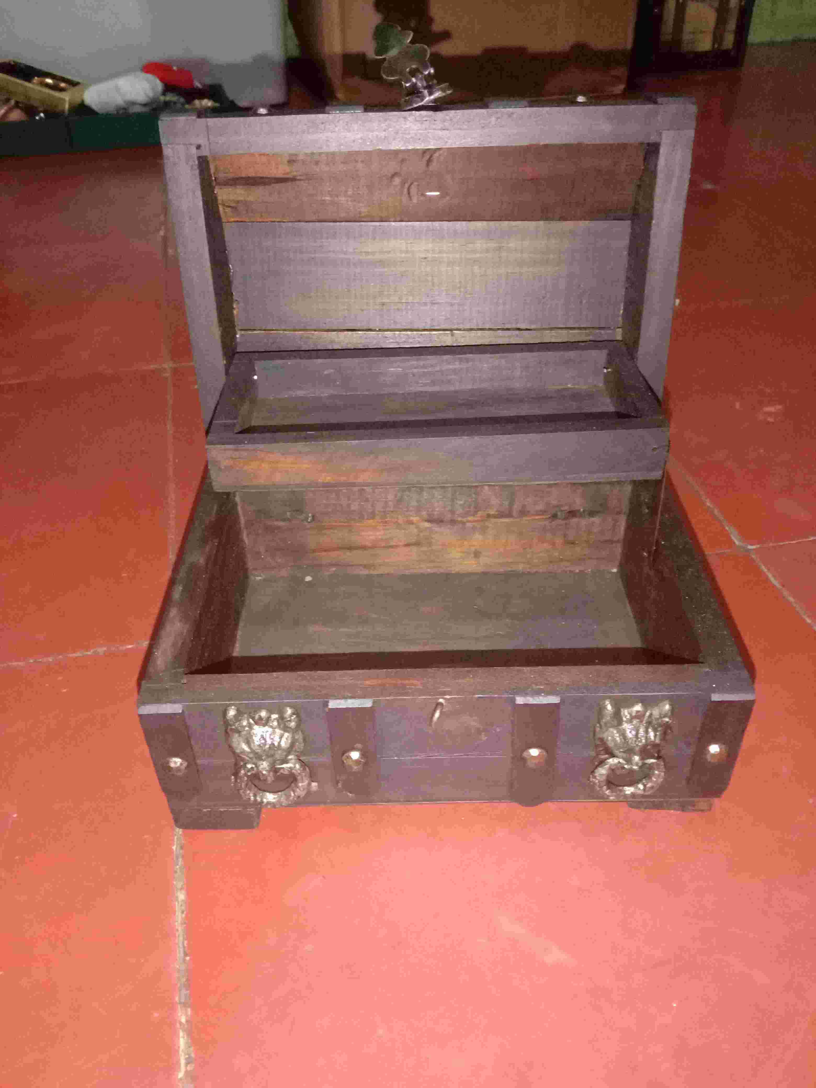 Tempat menyimpan perhiasan 