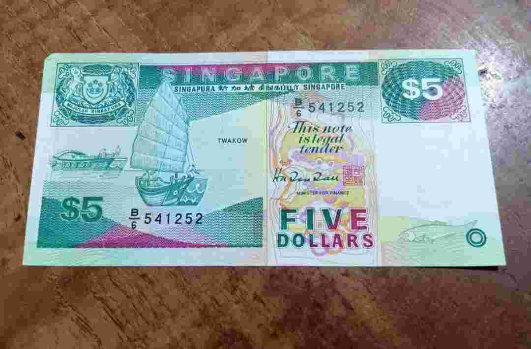 Uang kertas dollar pecahan 5